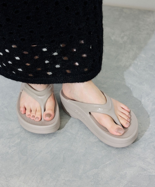 ADAM ET ROPE'（アダムエロペ）の「【OOFOS（ウーフォス）】Oomega（サンダル・レディース・ブラック/ベージュ・23/24/25）」の10枚目の写真