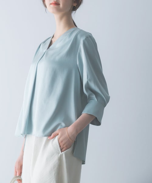 URBAN RESEARCH ROSSO（アーバンリサーチロッソ）の「シルキーツイルVネックブラウス（シャツ/ブラウス・レディース・OFF/MINT/NAVY・Free）」の2枚目の写真
