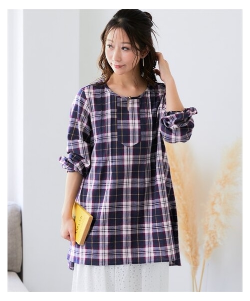 nissen（ニッセン）の「綿１００％洗いざらし風やわらか先染めシャツチュニック（選べるデザイン）＜大きいサイズ有＞（シャツ/ブラウス・レディース・全開ギャザー(黒系)/スキッパーコクーン(黒系)/全開Aライン(黒系)/ピンタック(ネイビー系)・S/M/L/LL/3L/4L/5L/6L/8L/10L）」の4枚目の写真