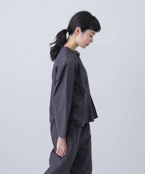 かぐれ（カグレ）の「COSMIC WONDER　シルクコットンブロードクラシックフリルシャツ（シャツ/ブラウス・レディース・Charcoal/Violet ash・1）」の7枚目の写真
