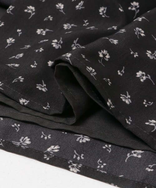 URBAN RESEARCH ROSSO（アーバンリサーチロッソ）の「『WEB限定』Vネックストレートフラワープリントワンピース（ワンピース・レディース・BLACK/BROWN・Free）」の9枚目の写真