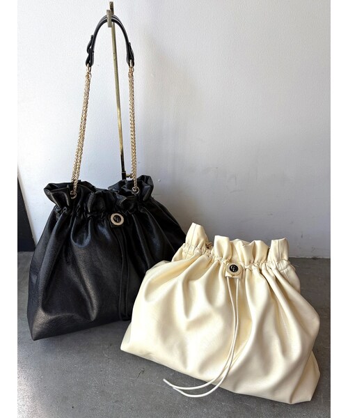 CALNAMUR（カルナムール）の「ショルダーチェーンドローストリングバッグ（ショルダーバッグ・レディース・ブラック/ライトイエロー/シルバー・F）」の13枚目の写真