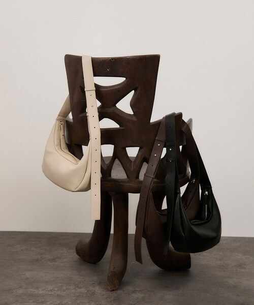 ADAM ET ROPE'（アダムエロペ）の「【WEB限定】スプリットレザームーンショルダー（ショルダーバッグ・レディース・ブラック/オフホワイト/ダークブラウン・F）」の8枚目の写真