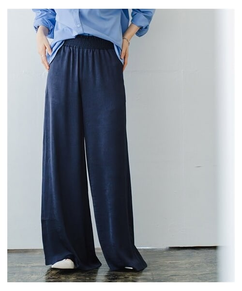 nissen（ニッセン）の「シャイニーサテンクラック柄ワイドパンツ（UVカット・吸汗速乾・接触冷感）＜大きいサイズ有＞（パンツ・レディース・シャンパンベージュ/ローストブラウン/ミッドナイトネイビー・S/M/L/LL/3L/4L/5L/6L/8L/10L）」の3枚目の写真