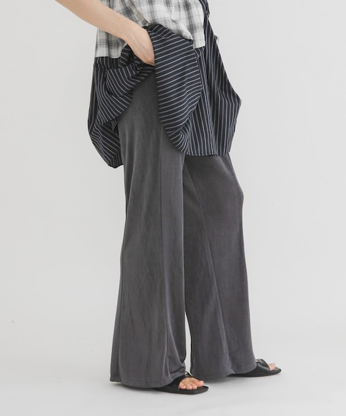 KBF(ケイビーエフ)の「シャイニーフレアイージーパンツ(その他パンツ・レディース・CHARCOAL/BLACK/BEIGE・One)」の15枚目の写真