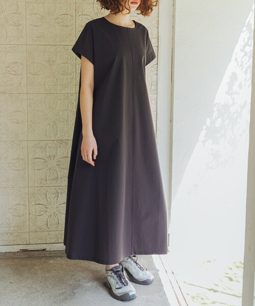 URBAN RESEARCH(アーバンリサーチ)の「『吸水速乾/UVカット/イージーケア』『別注』THOUSAND MILE×URBAN RESEARCH FRENCH SLEEVE DRESS(ワンピース・レディース・BLACK/CHARCOAL・Free)」の7枚目の写真