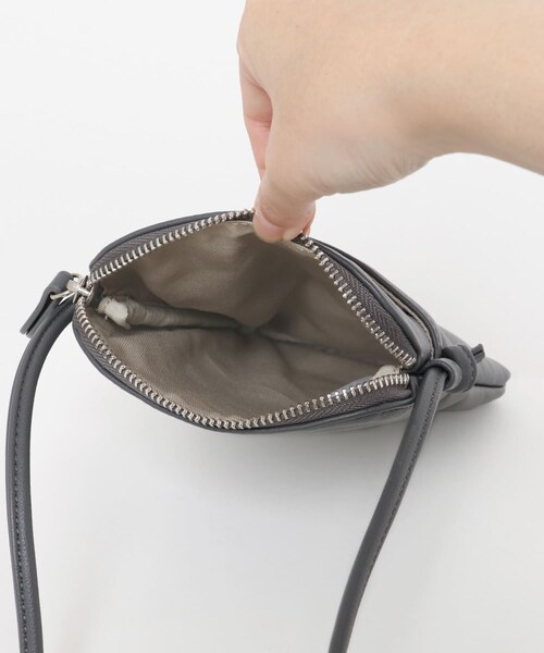 ITEMS URBANRESEARCH（アイテムズ アーバンリサーチ）の「Fake Leather Shoulder Bag（ショルダーバッグ・メンズ・GRY/BLK・-）」の11枚目の写真