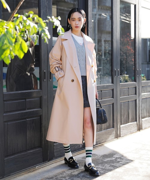 VIS（ビス）の「【定番人気】【撥水/UVケア】後ろタックトレンチコート スプリングコート（トレンチコート・レディース・キナリ/ベージュ/サックス・F）」の8枚目の写真