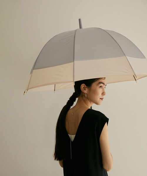 ADAM ET ROPE'（アダムエロペ）の「【SALONオリジナル】ベルドームアンブレラ（ツートンカラー）（長傘・レディース・グレー/ベージュ/カーキ・F）」の2枚目の写真