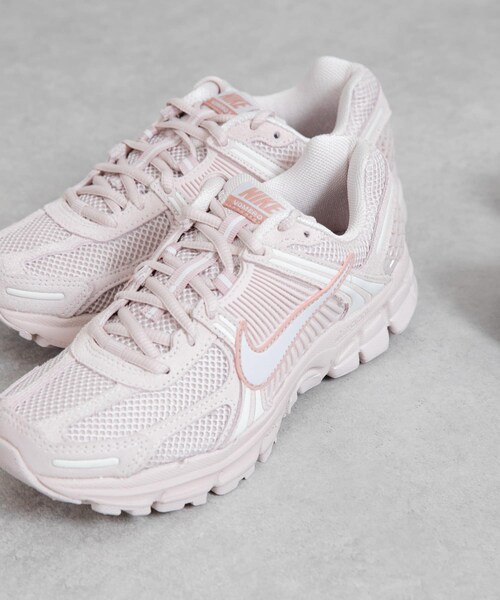 URBAN RESEARCH(アーバンリサーチ)の「NIKE ズームボメロ 5 GLD(スニーカー・レディース・F BN/M BRO/S RD/V GRR・23.5/24/24.5/25)」の19枚目の写真