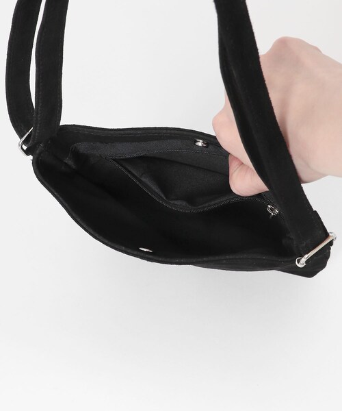 ITEMS URBANRESEARCH（アイテムズ アーバンリサーチ）の「PIG LEATHER ミニショルダーバッグ（ショルダーバッグ・メンズ・BLK/BEG/GRY・-）」の12枚目の写真