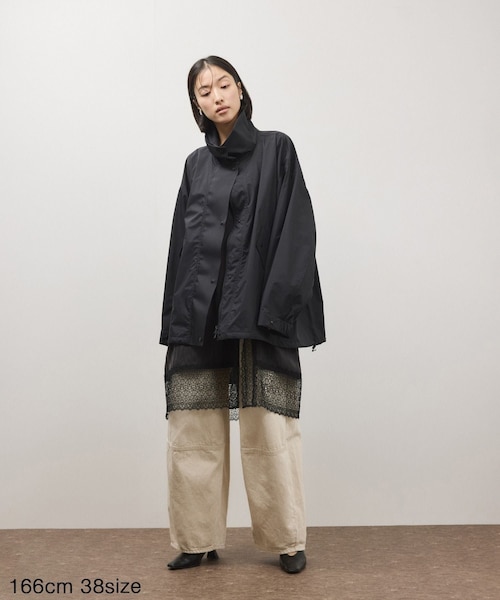 ADAM ET ROPE'（アダムエロペ）の「ファンクションドロストブルゾン/撥水（ナイロンジャケット・レディース・ブラック/カーキ・36/38）」の9枚目の写真