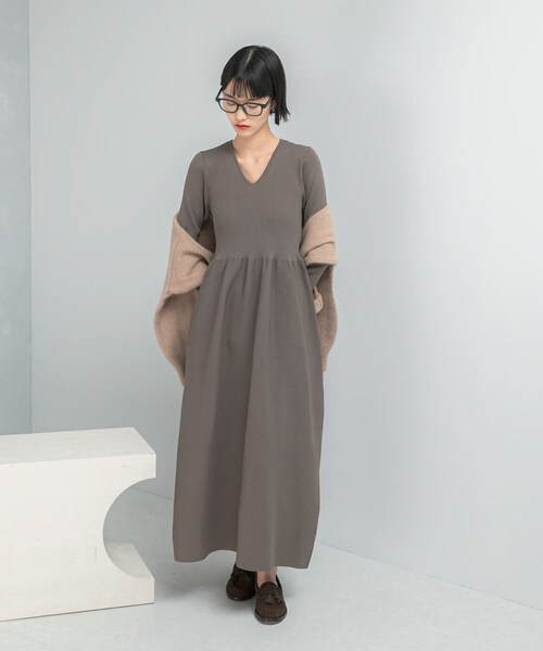 URBAN RESEARCH ROSSO（アーバンリサーチロッソ）の「『WEB/一部店舗限定』フォルムシルエットVネックリブワンピース（ワンピース・レディース・MOCHA/DARK RED/NAVY・36/38）」の18枚目の写真