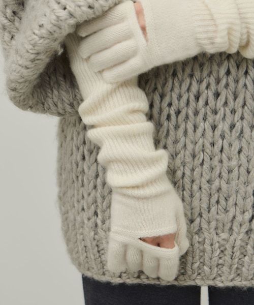 ADAM ET ROPE'（アダムエロペ）の「【EMOELLE】カシミヤロングニットグローブ（手袋・レディース・グレー系/オフホワイト/ベージュ系・F）」の2枚目の写真