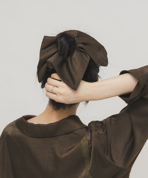 KBF（ケイビーエフ）の「サテンシュシュ(大)（ヘアゴム・レディース・BEIGE/D.KHAKI・One）」の11枚目の写真