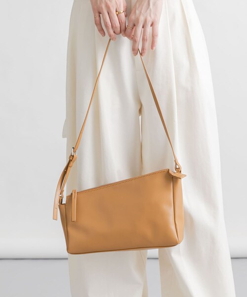 KBF（ケイビーエフ）の「アシンメトリースリムショルダーBAG（ショルダーバッグ・レディース・BLACK/IVORY/CAMEL・one）」の22枚目の写真