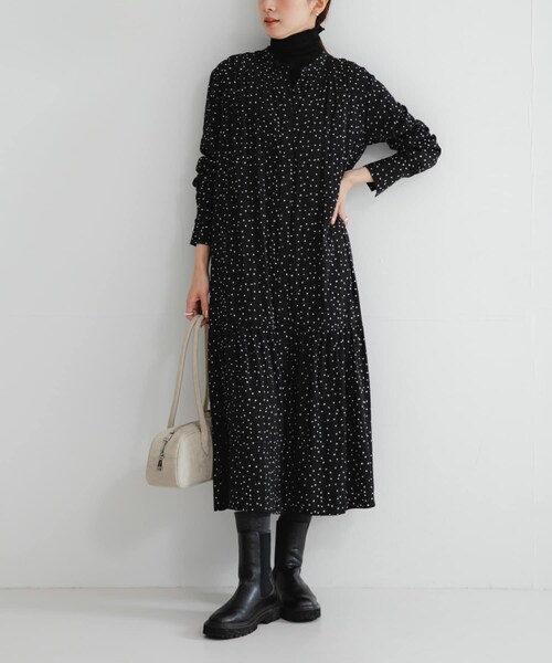 URBAN RESEARCH（アーバンリサーチ）の「ギャザーティアードワンピース（ワンピース・レディース・BLACK/CHARCOAL・Free）」の5枚目の写真