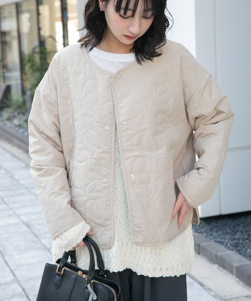 ITEMS URBANRESEARCH(アイテムズ アーバンリサーチ)の「ノーカラー中綿ブルゾン(ノーカラージャケット・レディース・BLK/BEG/BRN・FREE)」の3枚目の写真