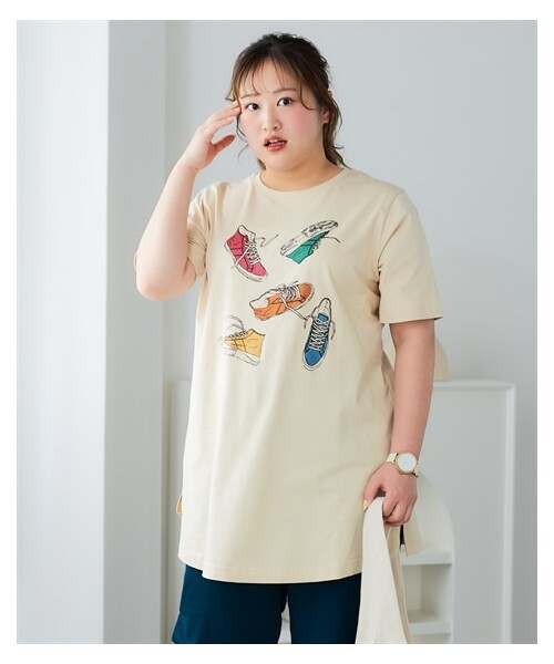 nissen（ニッセン）の「大きいサイズ　肌触りが気持ち良い綿１００％ＡラインプリントチュニックＴシャツ（接触冷感・UVカット）（チュニック・レディース・フォトフラワー:黒/ねこ:セージグリーン/くま:黒/シンプルロゴ:モカベージュ/アメカジ:ネイビー/オーシャン:ネイビー/ドーナツ:オートミール/バンダナ:カーキ/スニーカー:クリーム/フォト風景:チャコールグレー/黒(グラフィック)/オフホワイト(ネコ)/チャコール(モノクロスィーツ)/ネイビー(ハワイ)/グレージュ(ロゴ)(新色)/アイボリー(花瓶)/ミント(鳥)/ピンク(パンダ)/カーキ(サークルロゴ)・L/LL/3L/4L/5L/6L/8L/10L）」の16枚目の写真
