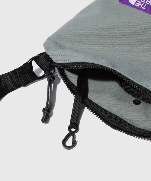 ADAM ET ROPE'(アダムエロペ)の「【THE NORTH FACE Purple Label】Field Small Shoulder Bag(ショルダーバッグ・メンズ・ブラック/チャコール/カーキ・F)」の16枚目の写真