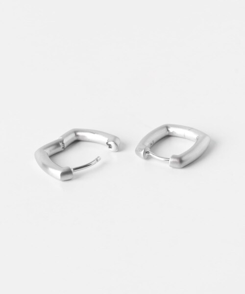 URBAN RESEARCH（アーバンリサーチ）の「TOM WOOD　Frame Hoops Satin Small（ピアス（両耳用）・メンズ・S925・One）」の4枚目の写真