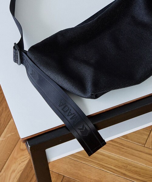 ADAM ET ROPE'(アダムエロペ)の「メッシュショルダーバッグ(ショルダーバッグ・レディース・ブラック/ブラック系/チャコール/ベージュ/シルバー/オフホワイト/カーキ/ゴールド・F)」の7枚目の写真