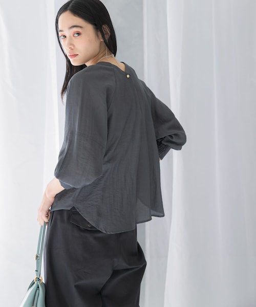 URBAN RESEARCH ROSSO（アーバンリサーチロッソ）の「2WAYギャザースリーブブラウス（シャツ/ブラウス・レディース・CHARCOAL/L/BEIGE/YELLOW・FREE）」の4枚目の写真