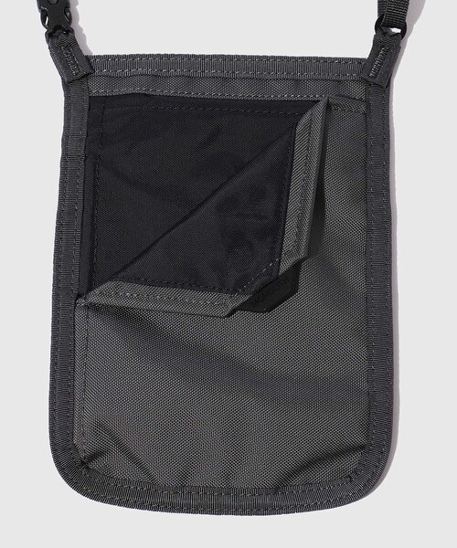 ADAM ET ROPE'(アダムエロペ)の「【MONOLITH/モノリス】NECK POUCH STANDARD S(ショルダーバッグ・メンズ・ライトグレー/ブラック・F)」の20枚目の写真