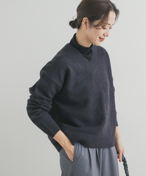 URBAN RESEARCH DOORS(アーバンリサーチドアーズ)の「VネックKNITプルオーバー(ニット/セーター・レディース・GREIGE/RED/NAVY・Free)」の2枚目の写真