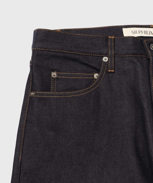 ADAM ET ROPE'(アダムエロペ)の「【SILPHIUM/シルフィウム】CORE DENIM(デニムパンツ・メンズ・ブラック/ネイビー・30/32/34)」の9枚目の写真
