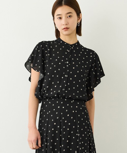 ROPE'(ロペ)の「【DEVEAUX(デヴォー)】ドットケープブラウス/セットアップ対応・イージーケア(シャツ/ブラウス・レディース・ブラック系・F)」の7枚目の写真