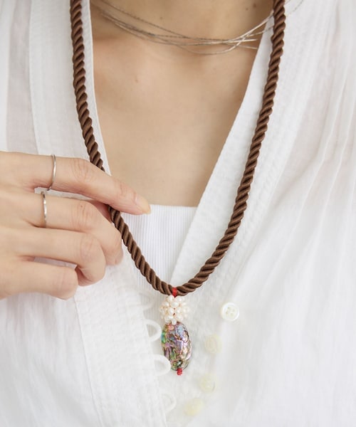 ADAM ET ROPE'(アダムエロペ)の「【J'aDoRe・店舗限定】【Raponesa General Store(レポネサジェネラルストア)】MERMEID COLLECTION/NECKLACE(ネックレス・レディース・ブラウン系・F)」の3枚目の写真