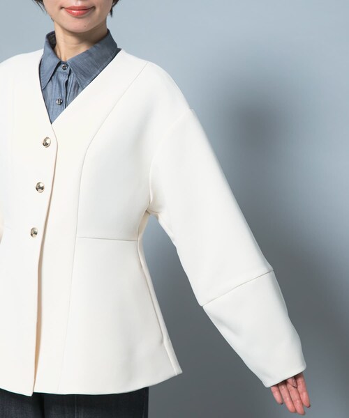 URBAN RESEARCH ROSSO（アーバンリサーチロッソ）の「『WEB限定』デザインボタンペプラムツイルジャケット（ノーカラージャケット・レディース・IVORY/BLACK・Free）」の11枚目の写真