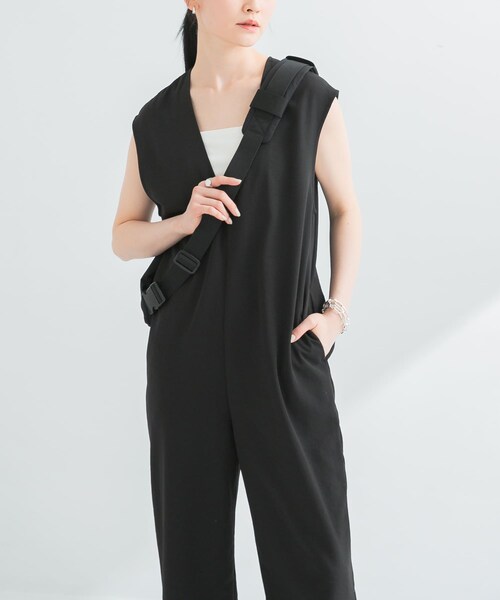 URBAN RESEARCH（アーバンリサーチ）の「『2サイズ展開』リネンライク深Vネックオールインワン（サロペット/オーバーオール・レディース・KHAKI/BLACK・36/38）」の4枚目の写真