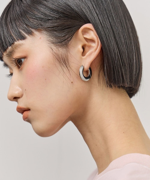 ADAM ET ROPE'(アダムエロペ)の「フラットフープピアス(ピアス(両耳用)・レディース・ゴールド/シルバー・F)」の1枚目の写真