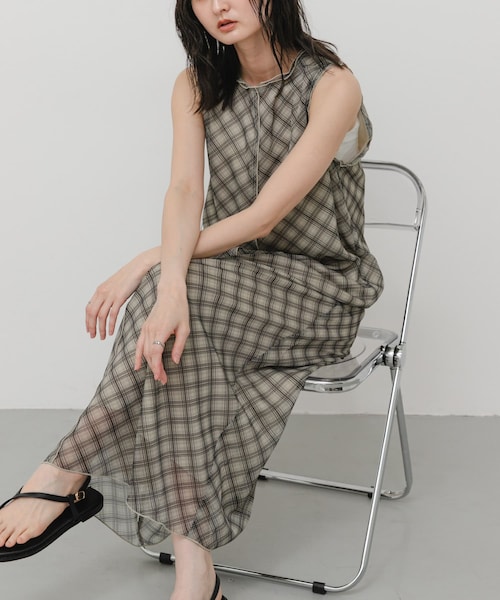 SENSE OF PLACE by URBAN RESEARCH(センスオブプレイスバイアーバンリサーチ)の「チェックシアーナローワンピース(ワンピース・レディース・BLACK/BROWN/BEIGE・One/COMPACT)」の3枚目の写真