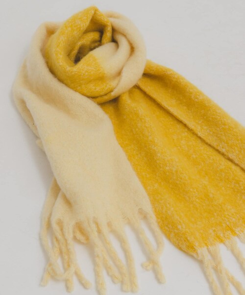 KBF（ケイビーエフ）の「ビッグフリンジバイカラーストール（マフラー・レディース・YELLOW/RED/BLACK・One）」の2枚目の写真