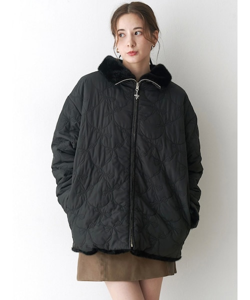 CALNAMUR（カルナムール）の「2WAYリボン＆フェイクファーキルティングコート（ダウンジャケット/コート・レディース・ブラック/ピンク/アイスブルー・F）」の2枚目の写真