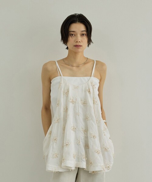 ADAM ET ROPE'(アダムエロペ)の「【WEB先行販売】【crinkle crinkle crinkle】別注レーヨンシャンタン 3D刺繍キャミソール(キャミソール・レディース・ブラック/ホワイト・F)」の11枚目の写真