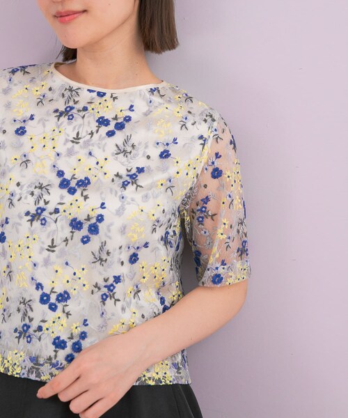 URBAN RESEARCH ROSSO（アーバンリサーチロッソ）の「フラワー刺繍セミシアーブラウス（シャツ/ブラウス・レディース・BLUE×YEL・Free）」の2枚目の写真