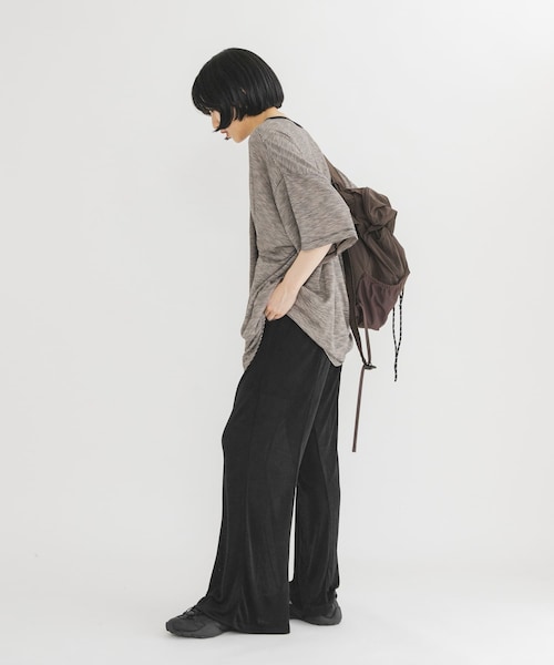 KBF(ケイビーエフ)の「シャイニーフレアイージーパンツ(その他パンツ・レディース・CHARCOAL/BLACK/BEIGE・One)」の9枚目の写真