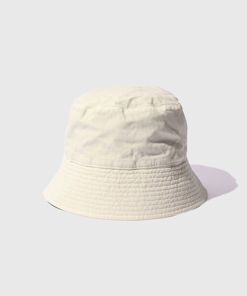 ADAM ET ROPE'（アダムエロペ）の「【AURALEE/オーラリー】GARMENT-DYED FINX CHINO BUCKET HAT MADE BY KIJIMA TAKAYUKI（ハット・メンズ・ホワイト/キナリ/ネイビー・F）」の2枚目の写真