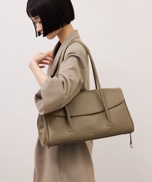 ADAM ET ROPE'（アダムエロペ）の「【PFT】Flap P Tote Bag（トートバッグ・レディース・ブラック/カーキ系・F）」の15枚目の写真