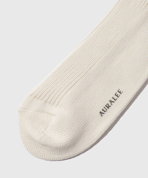 ADAM ET ROPE'(アダムエロペ)の「【AURALEE/オーラリー】COTTON LOW GAUGE SOCKS(ソックス/靴下・メンズ・ブラック/ホワイト/キナリ・F)」の11枚目の写真