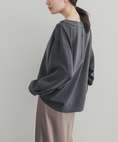 URBAN RESEARCH DOORS（アーバンリサーチドアーズ）の「2WAYフィブリルプルオーバー（Tシャツ/カットソー・レディース・CHARCOAL/KHAKI・Free）」の8枚目の写真