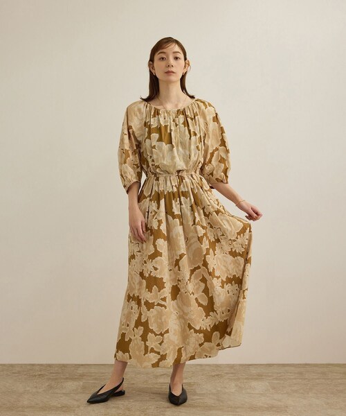 ROPE'（ロペ）の「【DEVEAUX（デヴォー）】別注ボカシフラワーウエストギャザーワンピース/洗える（ワンピース・レディース・ブラウン系/オレンジ系・F）」の4枚目の写真