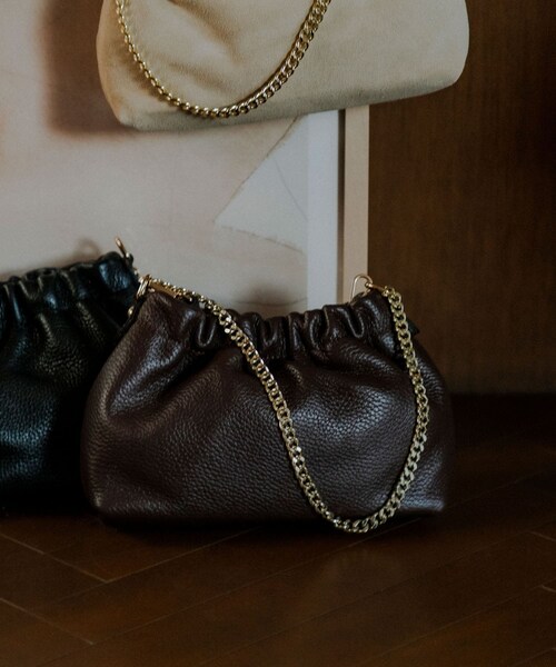URBAN RESEARCH(アーバンリサーチ)の「レザーギャザーバッグ(ショルダーバッグ・レディース・BLACK/BROWN/BEIGE・-)」の2枚目の写真