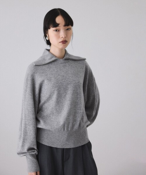 ADAM ET ROPE'(アダムエロペ)の「カシミア混ZIPタートルネックプルオーバー(ニット/セーター・レディース・グレー/ベージュ・F)」の2枚目の写真