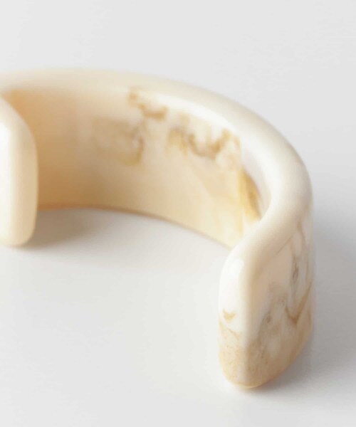 KBF（ケイビーエフ）の「アクリルBOWピアス∴（ピアス（両耳用）・レディース・KHAKI/IVORY・one/One）」の4枚目の写真