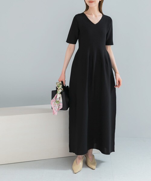 URBAN RESEARCH ROSSO（アーバンリサーチロッソ）の「『一部WEB限定カラー』フォルムニットVネックワンピース（ワンピース・レディース・BLACK/BROWN/RED・36/38）」の7枚目の写真